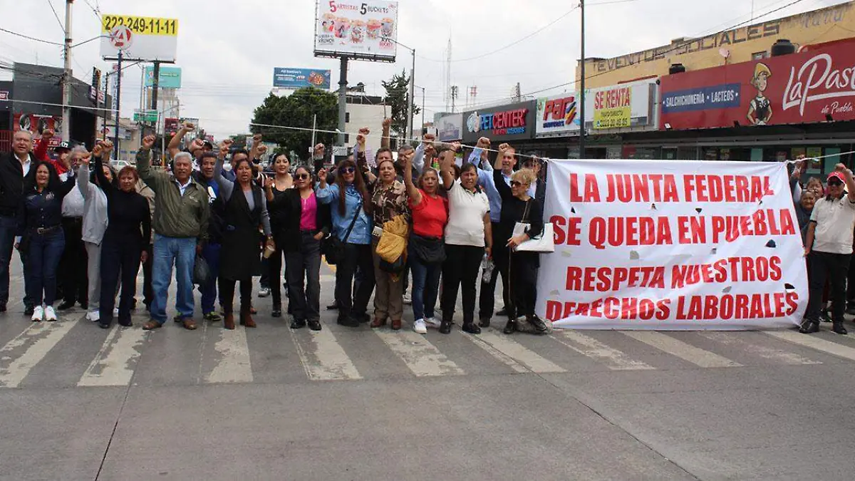 Abogados laboristas que mantienen un plantón por el cierre de la Junta Federal de Conciliación y Arbitraje (JFCA) de Puebla